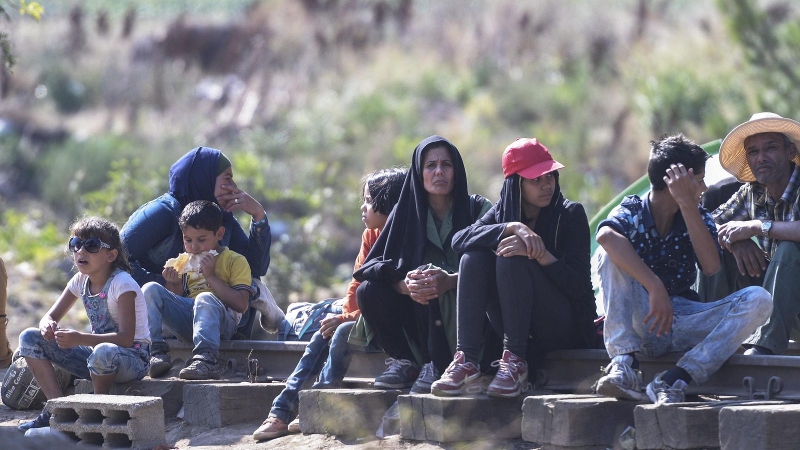 Foto: Inmigrantes cruzan Macedonia para llegar a países de la UE. (EFE)