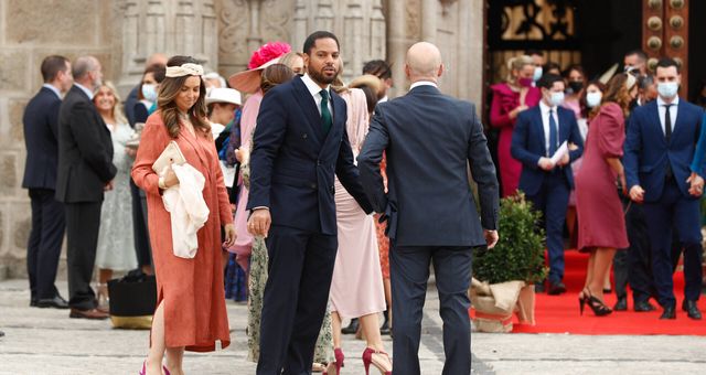Ignacio Garriga con su pareja a las puertas de la iglesia.(Gtres)
