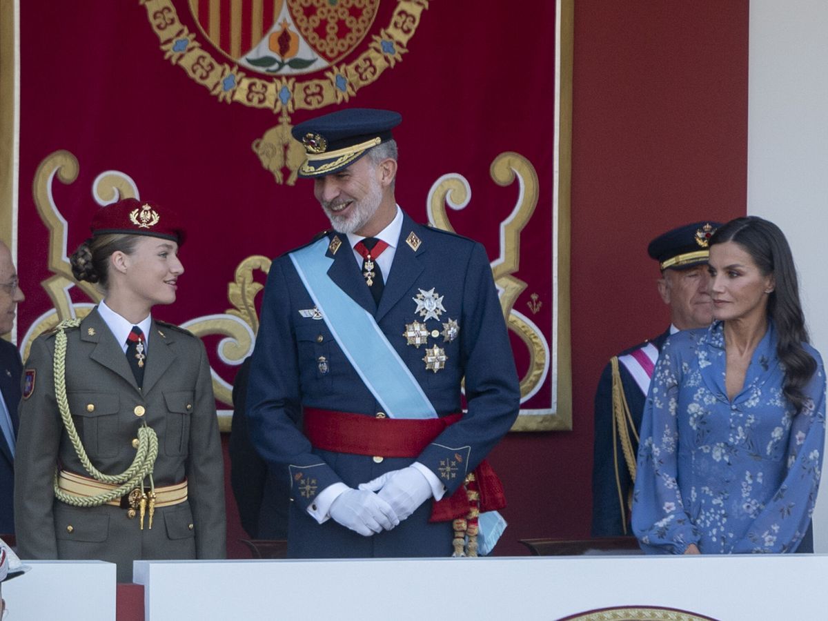 Foto: La princesa Leonor, el rey Felipe y la reina Letizia, en la tribuna durante el desfile del 12 de octubre. (Europa Press/Alberto Ortega)