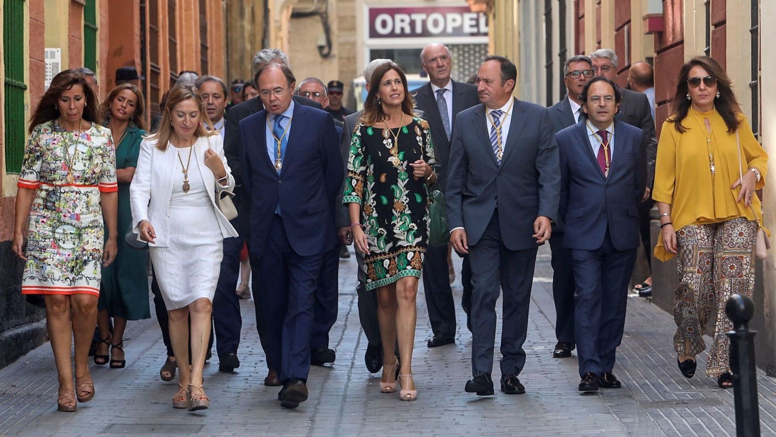 Foto: Varios políticos españoles en un acto homenaje a la comunidad iberoamericana. (Román Ríos/Efe)