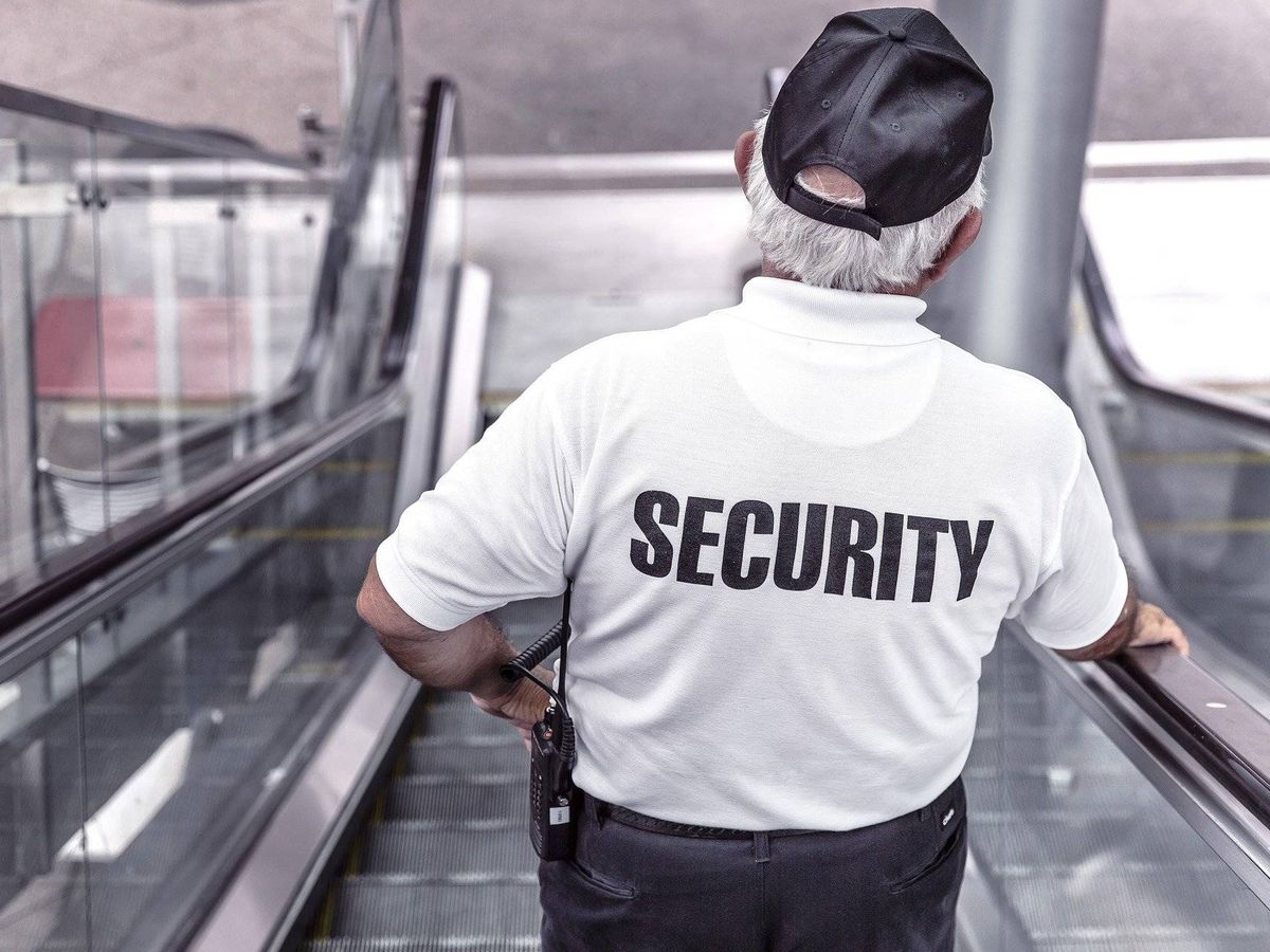 Foto: Guardia de seguridad en un centro comercial. (Pixabay)
