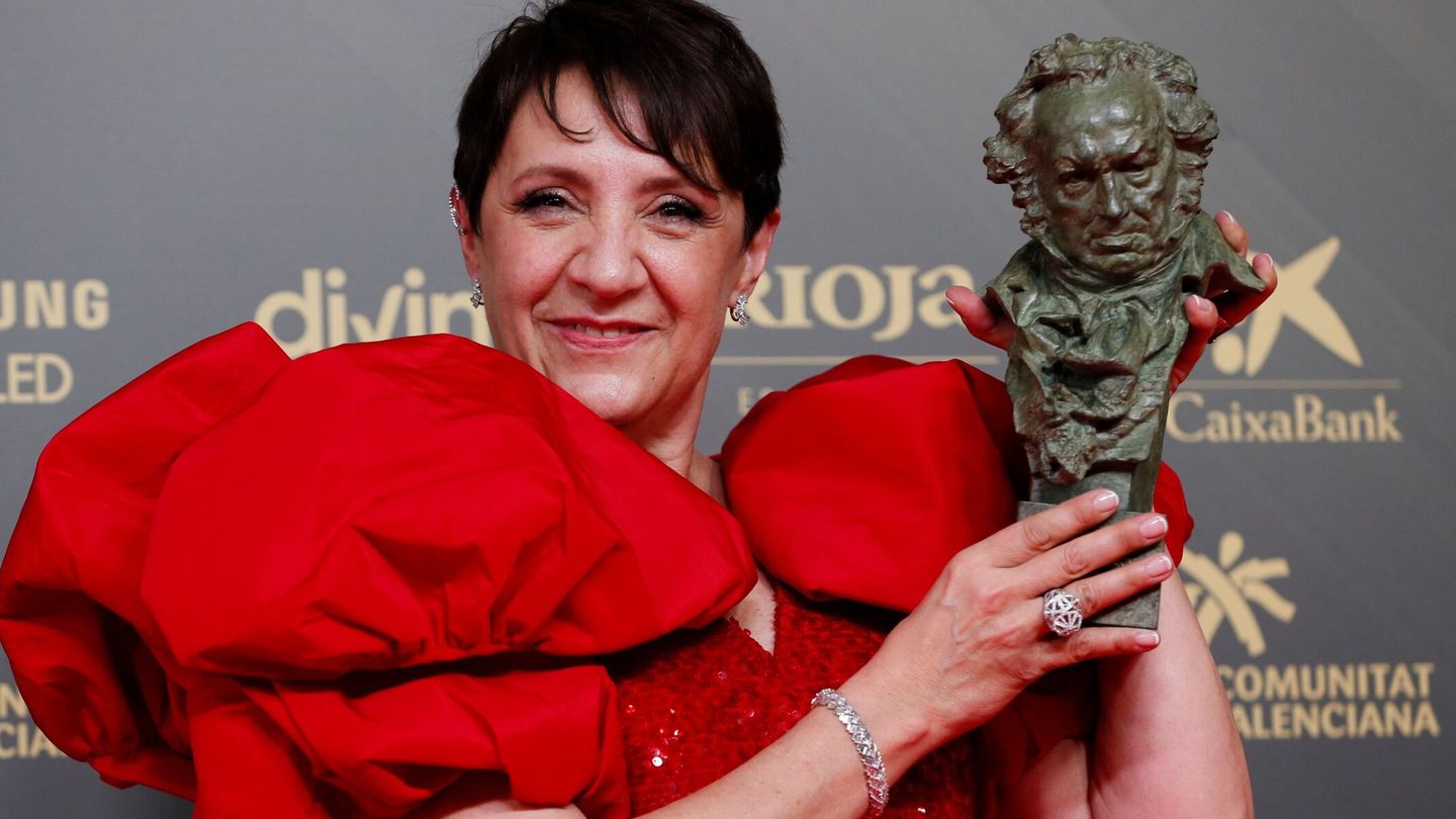La actriz Blanca Portillo posa con el Goya a mejor actriz protagonista por su trabajo en 'Maixabel' durante la gala de la 36.ª edición de los Premios Goya. (EFE/Biel Aliño) 