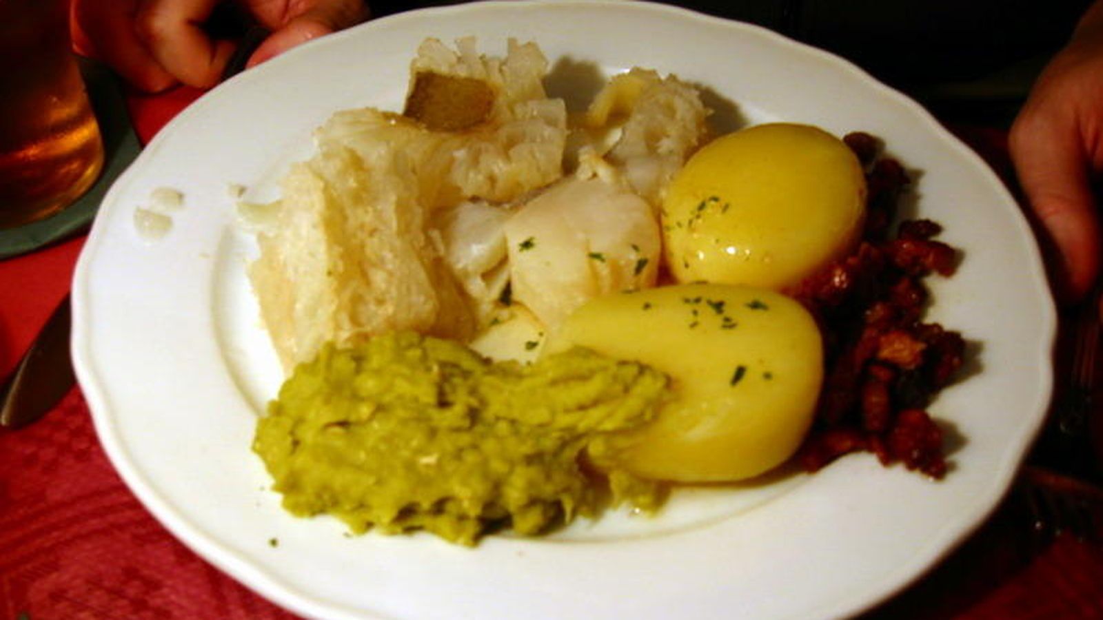 Foto: Un plato con lutefisk (lo blanco que está arriba, a la izquierda). (CC/Enno)