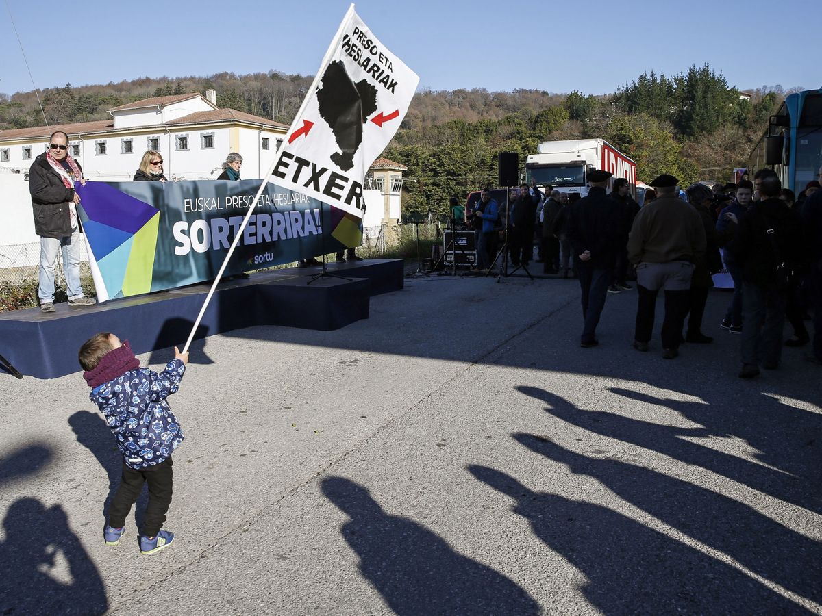 Foto: - Un niño sujeta una bandera en favor del acercamiento de los presos de ETA a cárceles del País Vasco. (EFE)