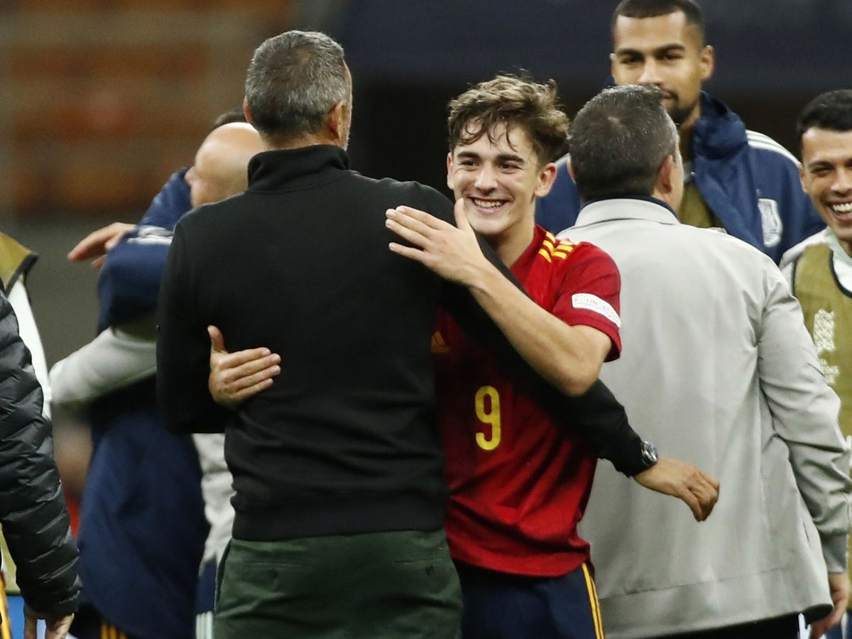 Foto: Luis Enrique felicita al joven de 17 años tras meterse en la final de la Nations League. (Reuters/Alessandro Garofalo))