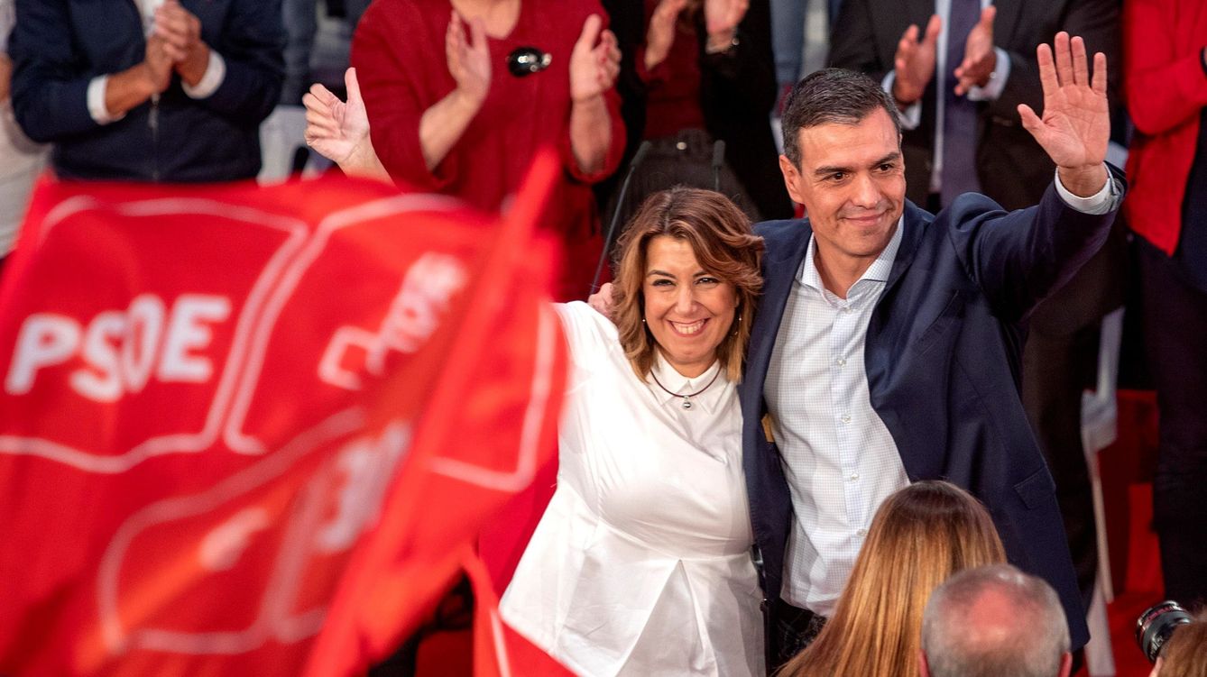 Foto: El secretario general del Partido Socialista abraza a la líder del PSOE en Andalucía, Susana Díaz. (EFE)