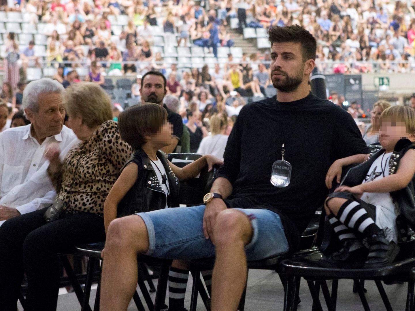 El jugador del FC Barcelona Gerard Piqué (2-d) asiste con su familia al concierto de Shakira. (EFE/Quique García)
