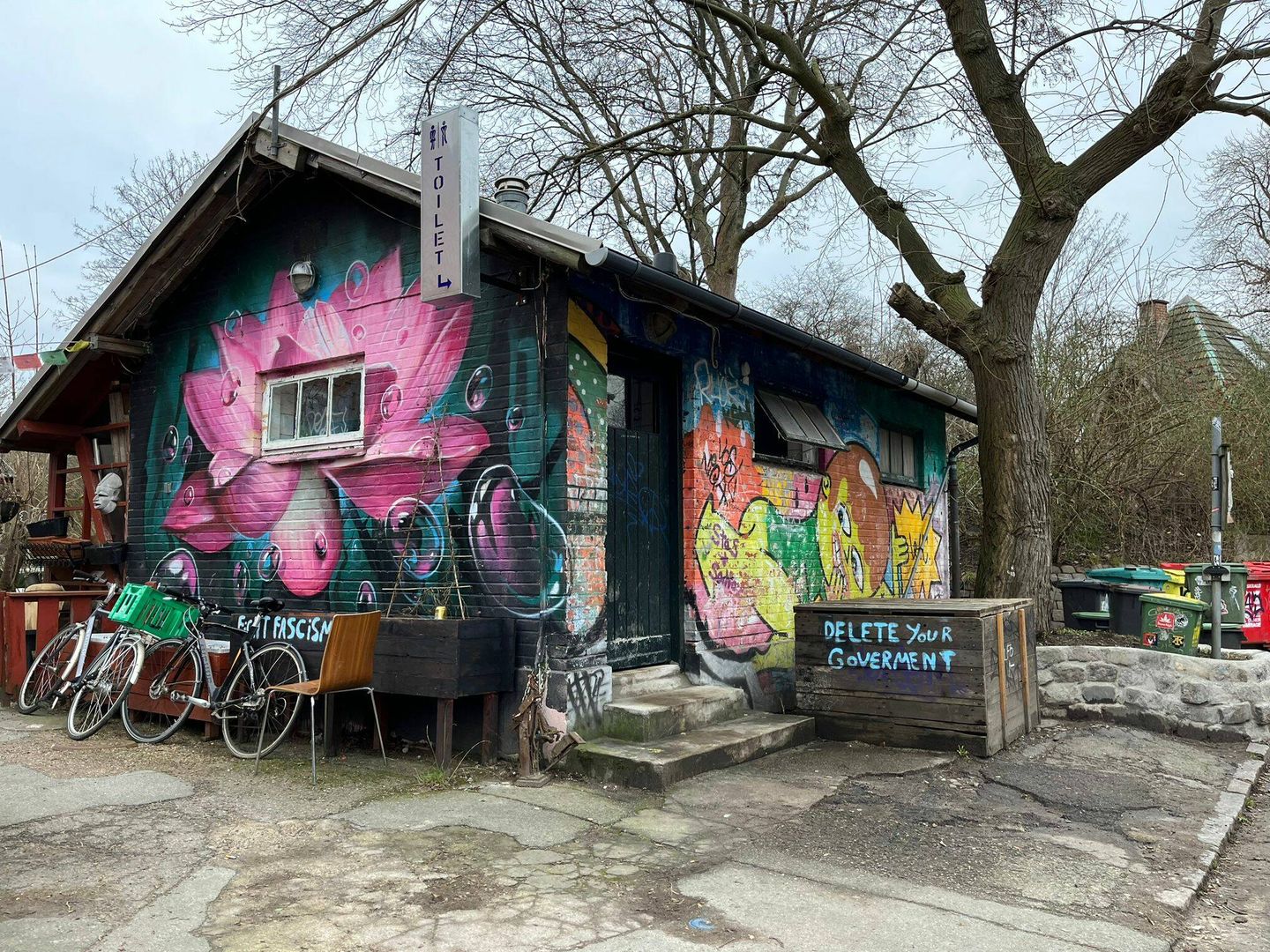 Baños a la entrada de Christiania, a escasos metros de la zona de venta de cannabis. (A.F.)