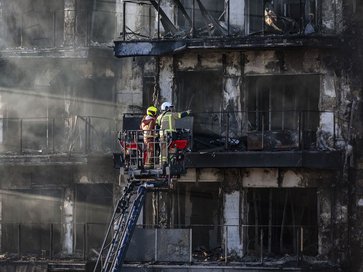 Foto: Los bomberos, en el edificio de Valencia. (EFE Biel Aliño)