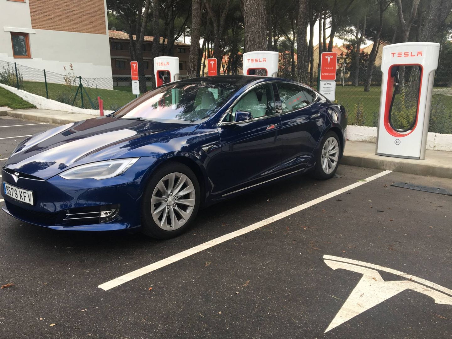 La red Supercharger de Tesla está abierta en España a clientes de otras marcas. En Norteamérica no.