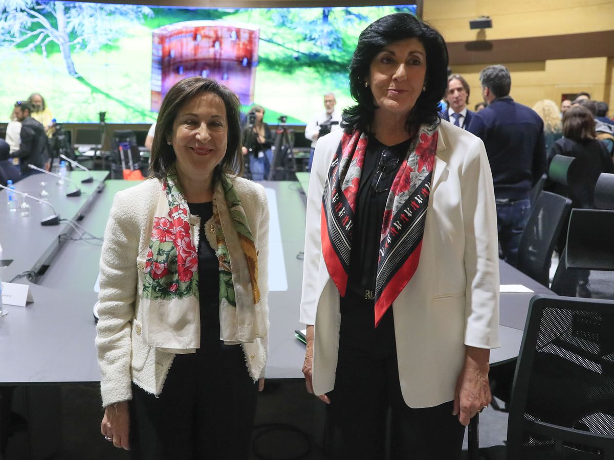 Foto: La ministra de Defensa, Margarita Robles (i), junto a la directora del Centro Nacional de Inteligencia (CNI), Esperanza Casteleiro. (EFE/Fernando Alvarado)