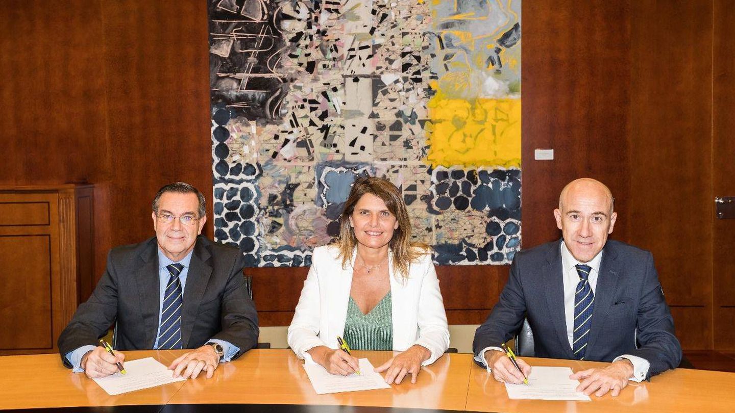 Rosario Rey, la presidenta de Avalmadrid, firmando un acuerdo con Bankia