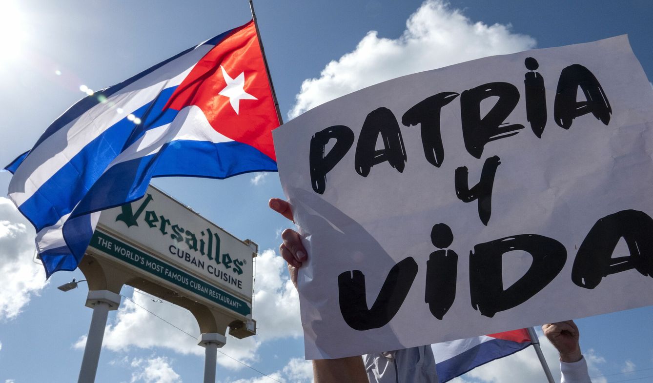 Cubanos asisten a una manifestación de apoyo a los manifestantes en Cuba, frente al restaurante cubano Versailles en Miami, Florida. (EFE)
