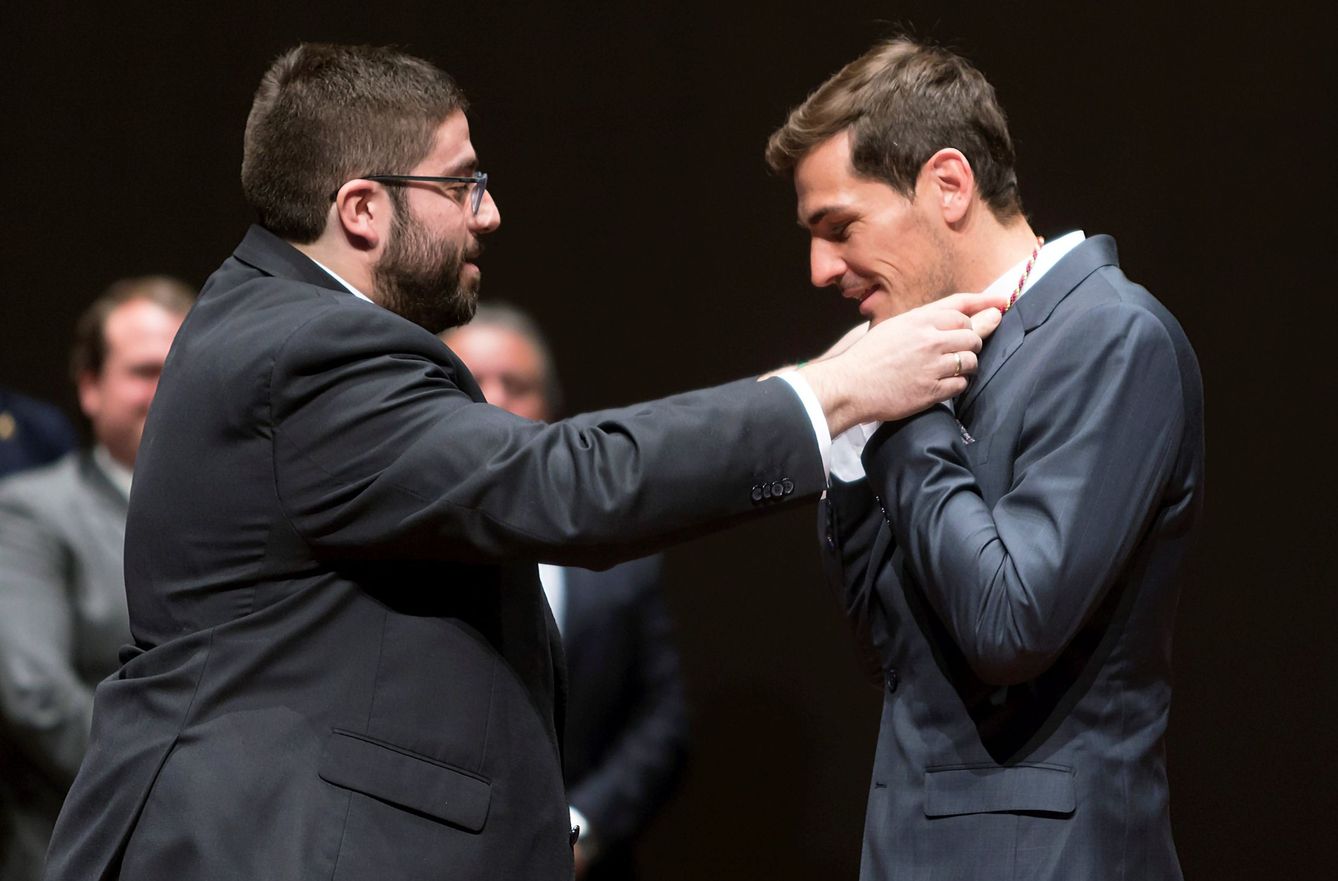 Iker Casillas recibe la Medalla de Ávila de manos de Sánchez Cabrera. (EFE)