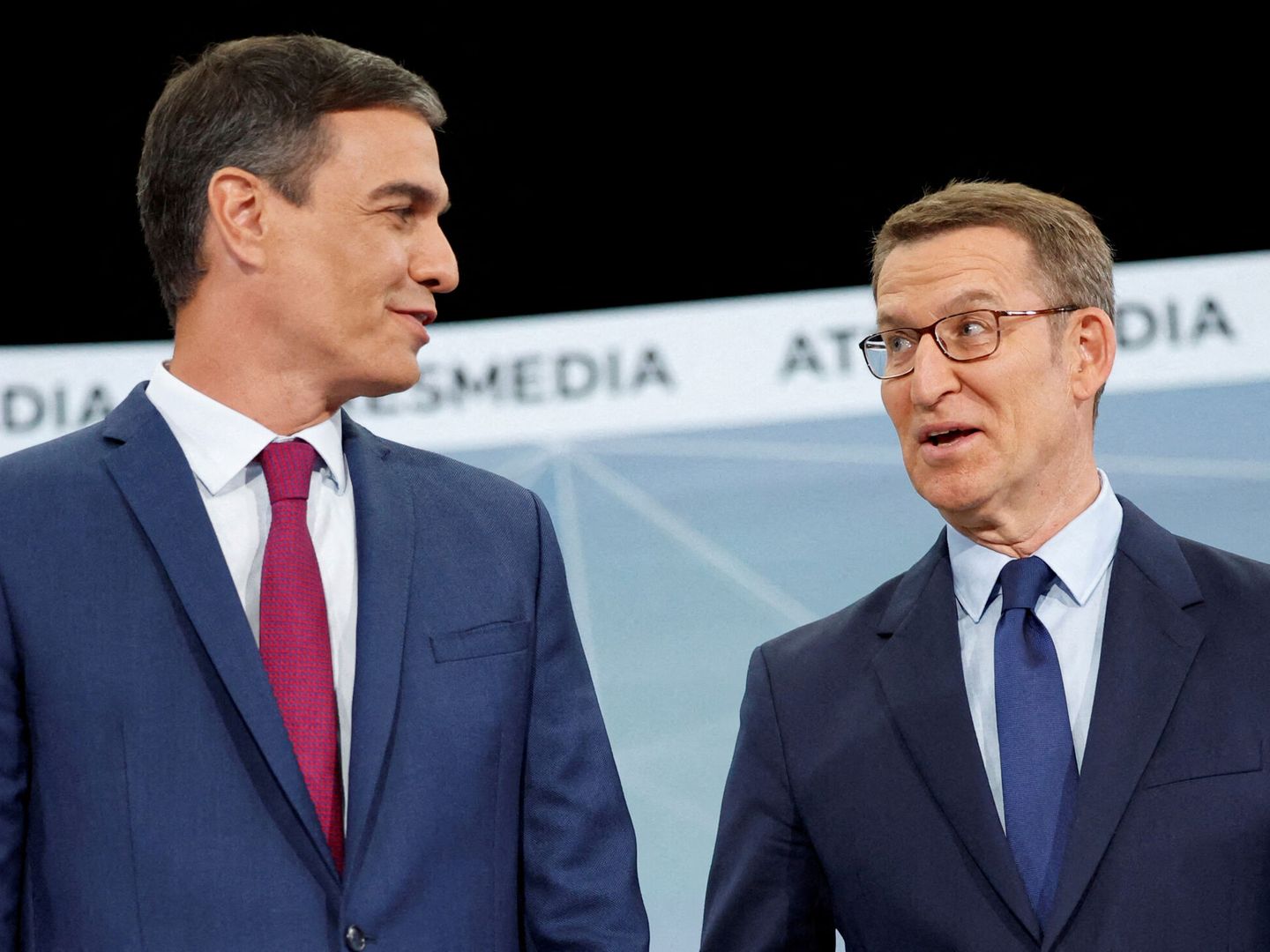 Pedro Sánchez y Alberto Núñez Feijóo, en el cara a cara. (Reuters/Juan Medina)