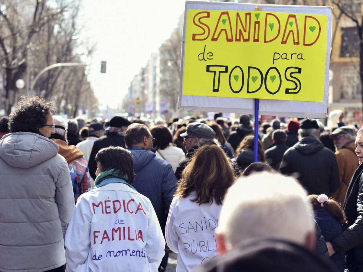 Foto: Manifestación contra la gestión sanitaria de Ayuso en Madrid. (EFE/Juan Carlos Fraile)