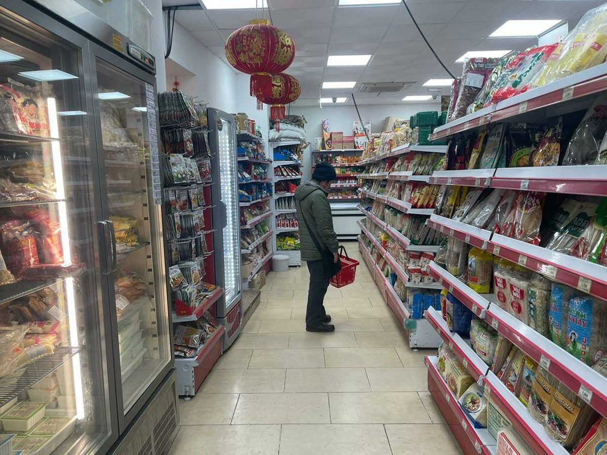 Foto: Un cliente en un supermercado de la calle Leganitos. (L.F.)