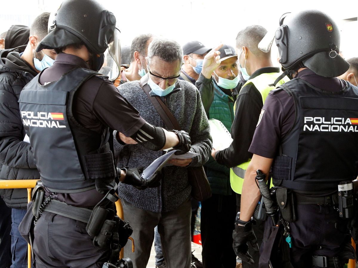 Foto: Policía en un control. (EFE/Morell)