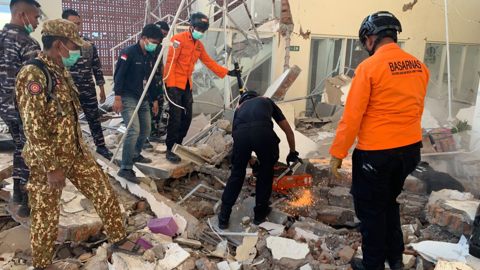 Al menos dos muertos tras un terremoto de 7,7 grados en la isla indonesia de Flores