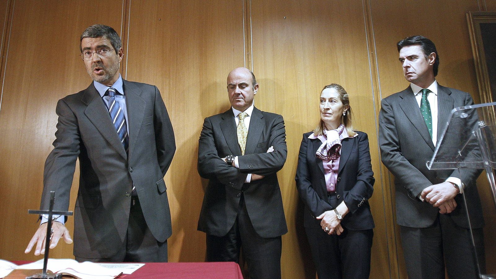 Foto: El ministro de Economía en funciones, Luis de Guindos (d), en la toma de posesión de Jiménez Latorre como secretario de Estado. (EFE)