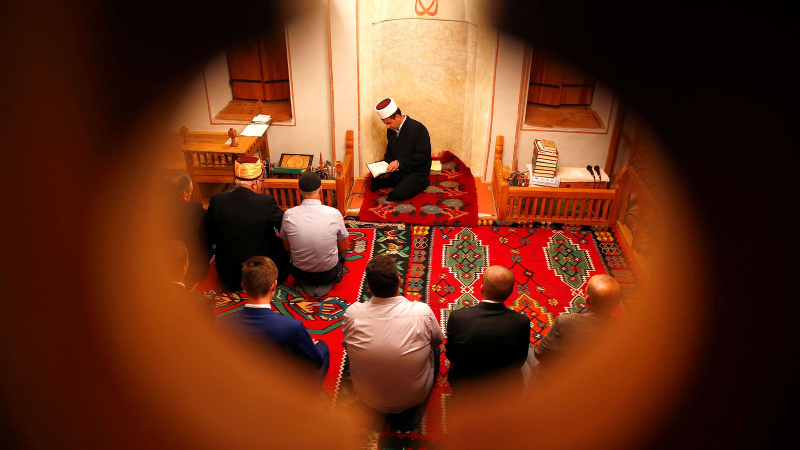 Foto: Musulmanes bosnios asisten a una oración en una mezquita en Kraljeva Sutjeska, Bosnia-Herzegovina, en agosto de 2018. (Reuters)