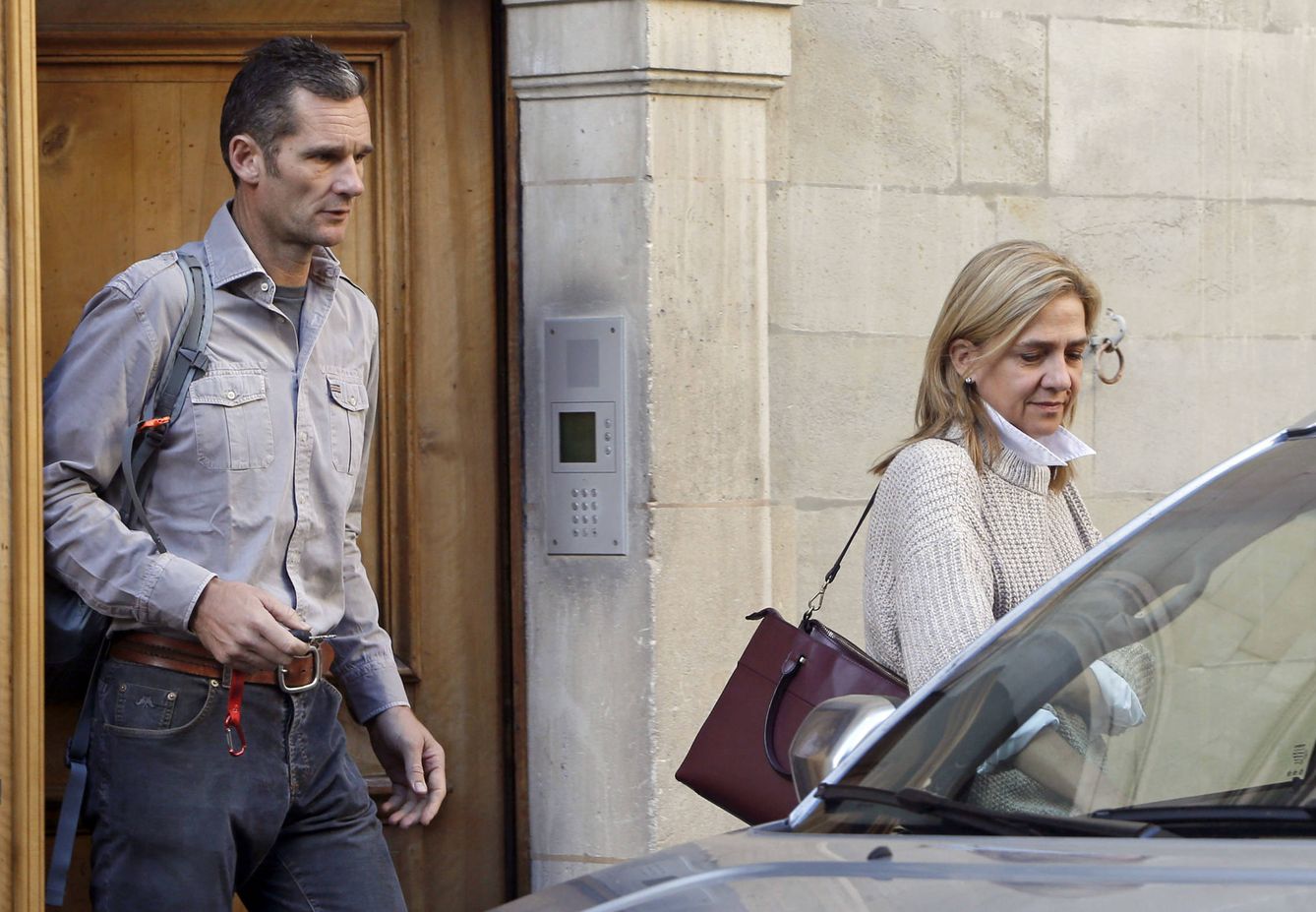 Iñaki Urdangarin y la infanta Cristina, saliendo de su casa de Ginebra. (Gtres)