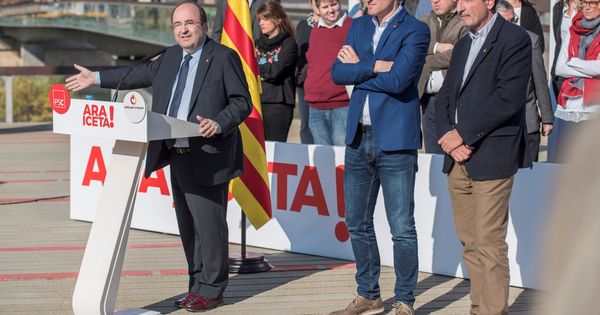 Foto: Miquel Iceta presenta la candidatura del PSC por Lleida, liderada por Òscar Ordeig (c), junto a Ramon Espadaler, el pasado 17 de noviembre. (EFE)
