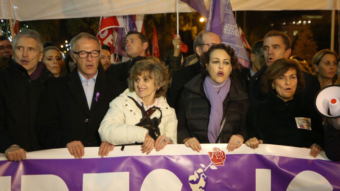 La vicepresidenta, Carmen Calvo (d), con los ministros en funciones Magdalena Valerio (2d), Luisa Carcedo (c), José Guirao (2i) y Fernando Grande-Marlaska (i), el pasado 25 de noviembre en la manifestación contra la violencia machista, en Madrid. (EFE)