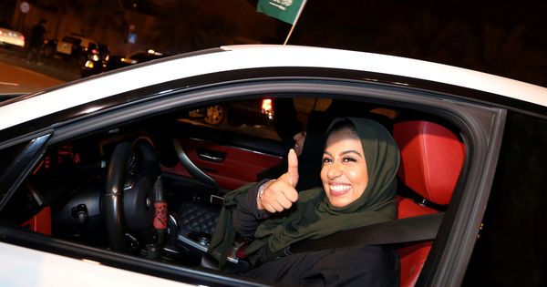 Foto: Una mujer celebraba el año pasado el fin de la prohibición de conducir para las mujeres. (Reuters)