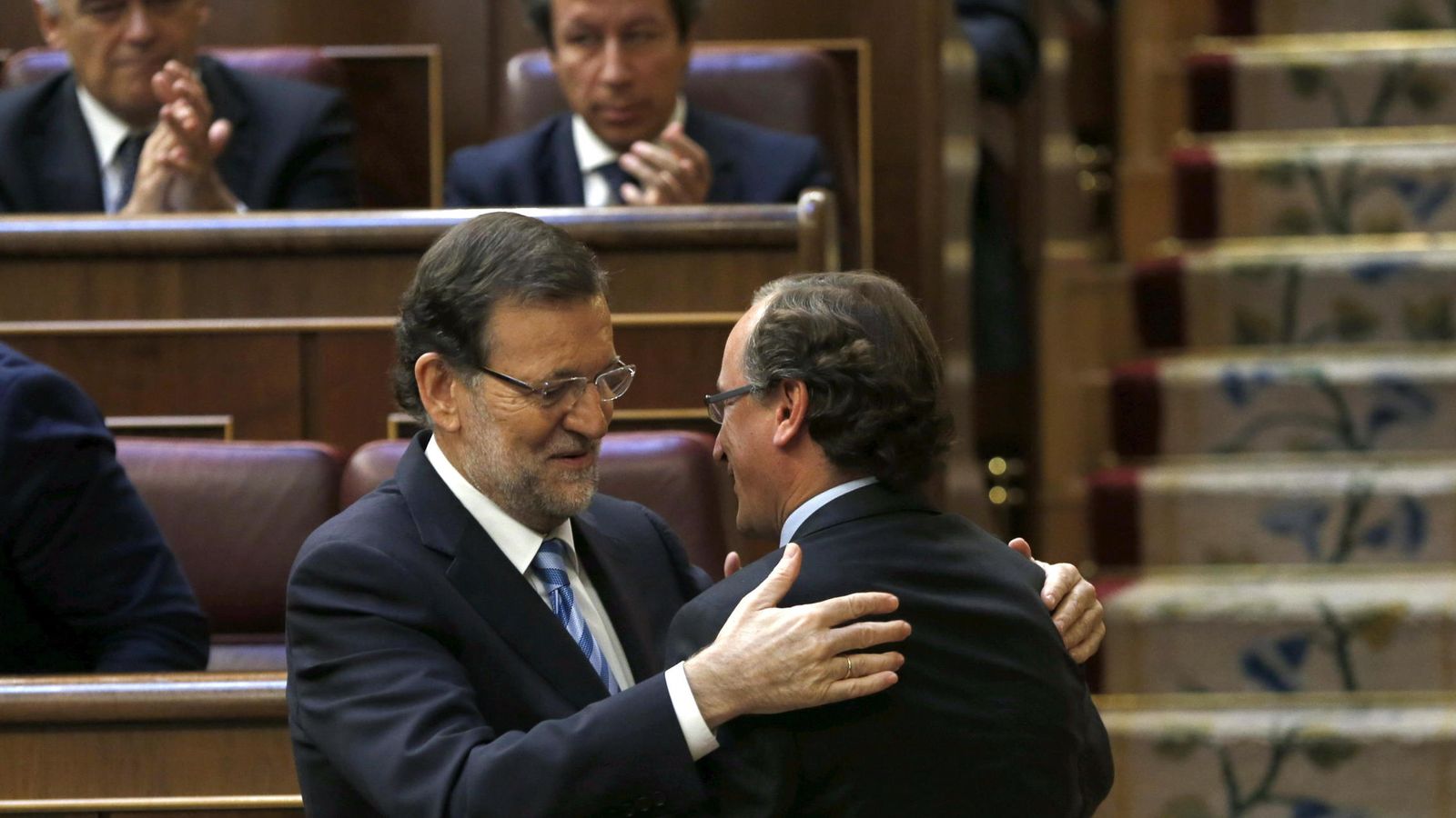 Foto: El presidente del Gobierno, Mariano Rajoy (i), saluda a Alfonso Alonso. (EFE)