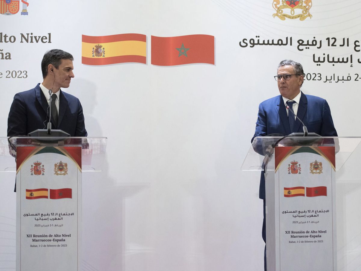 Foto: El primer ministro de Marruecos, Aziz Akhannouch (d), y el presidente del Gobierno, Pedro Sánchez. (EFE/EPA/Jalal Morchidi)