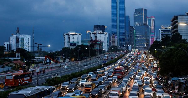 Foto: Vehículos y motoristas permanecen atascados en una calle congestionada en Yakarta (Indonesia). (EFE)