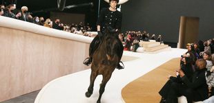 Post de Chanel abre su desfile de alta costura con Carlota Casiraghi a caballo y 