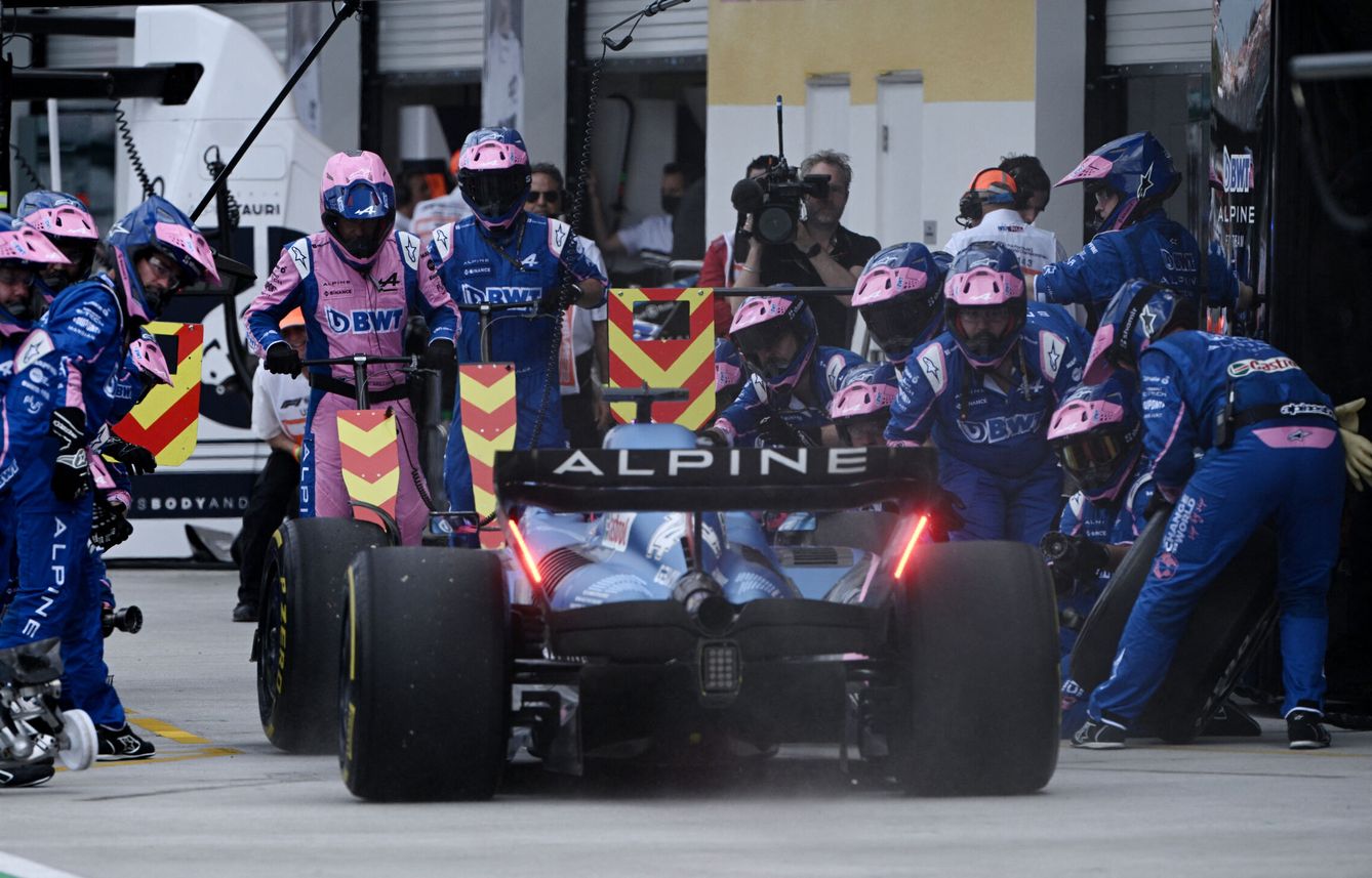 Alpine volvió a fallar en la parada en boxes. (Reuters/Brendan Smialowski)
