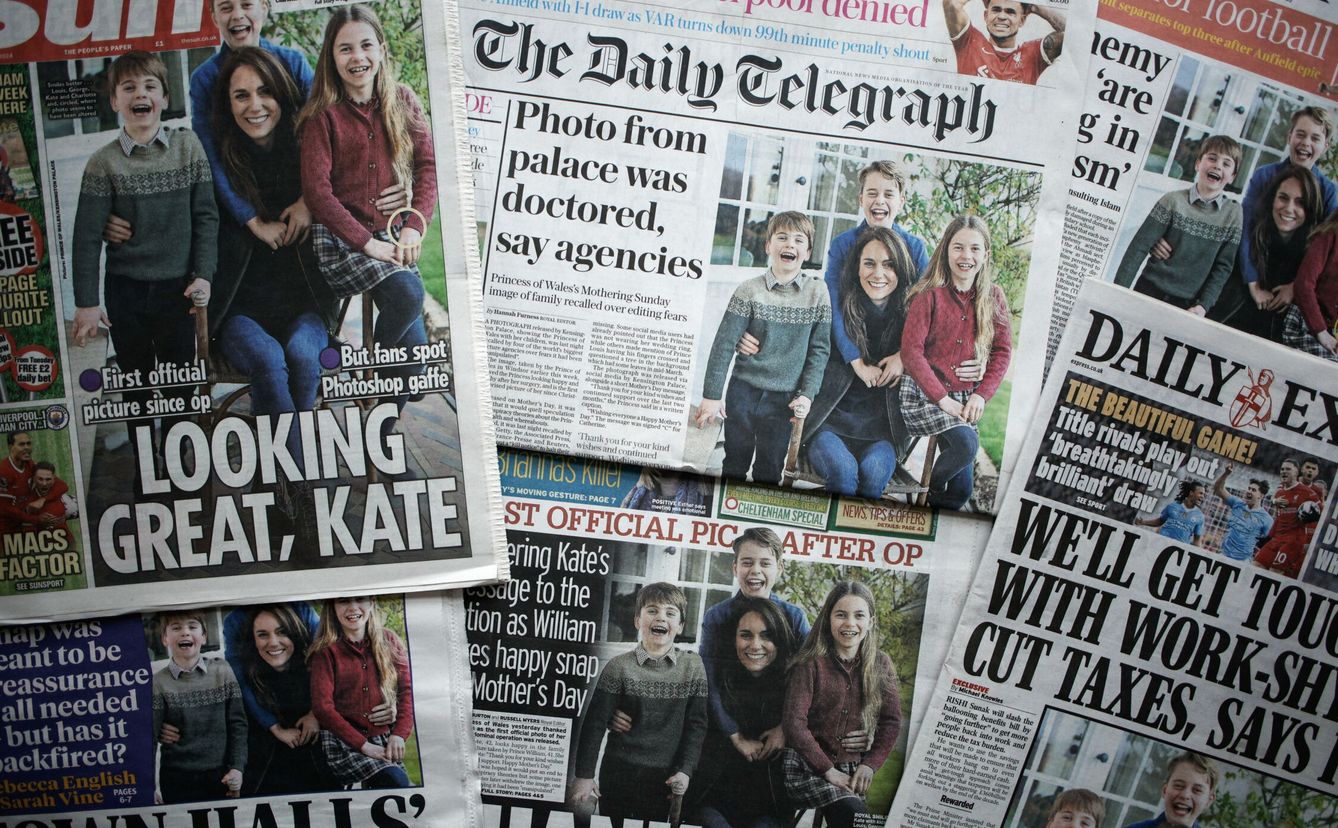 La foto de Kate con sus hijos en la portada de los periódicos británicos. (Reuters)