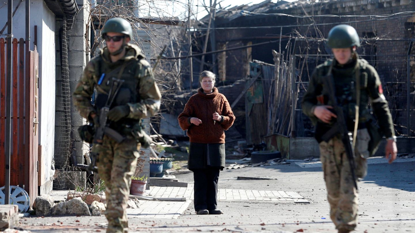 Tropas rusas inspeccionan un barrio de Mariúpol. (Reuters)