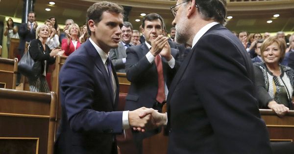 Foto: El presidente del Gobierno, Mariano Rajoy, saluda al presidente de Ciudadanos, Albert Rivera. (EFE)