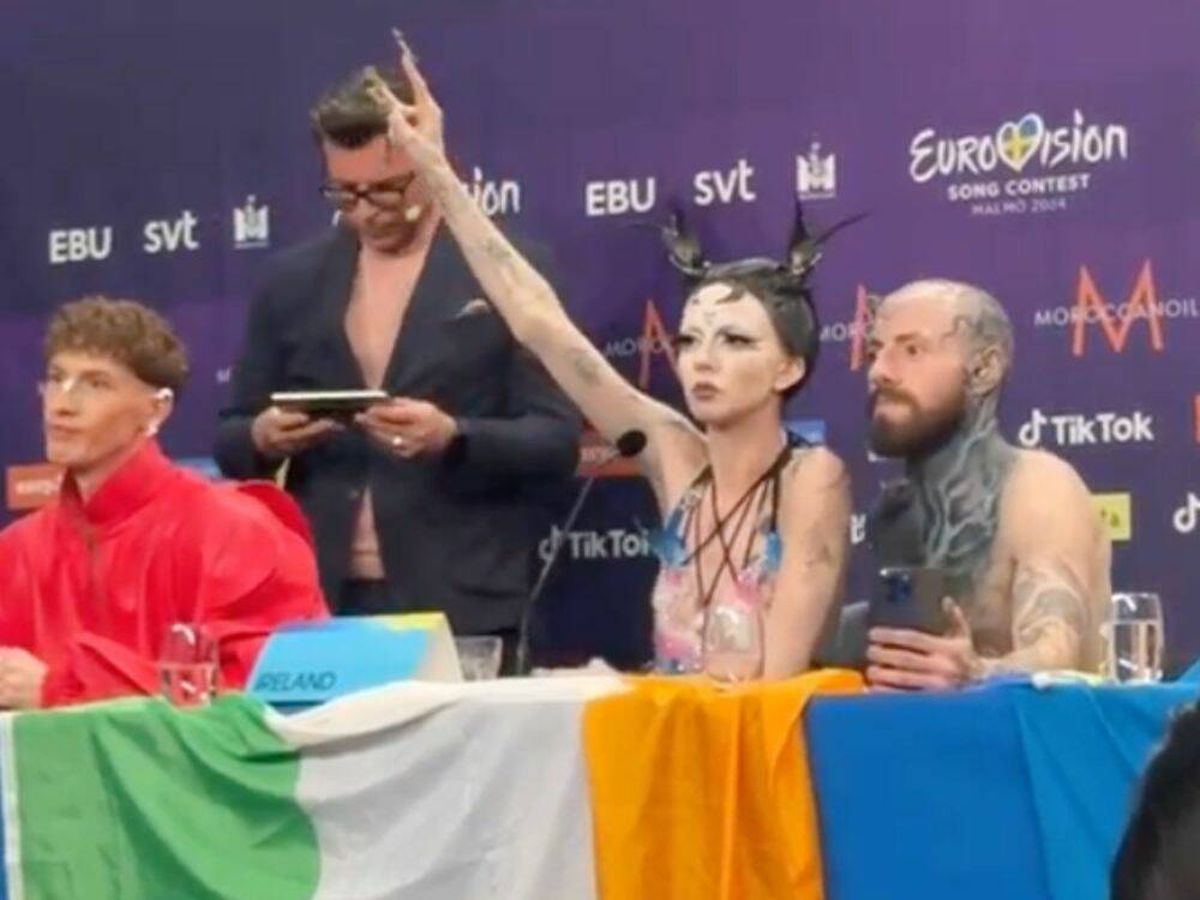 Foto: La representante de Irlanda en Eurovisión 2024 ha criticado a la UER por exigirle que eliminara varias palabras de su maquillaje (Instagram: @wiwibloggs)