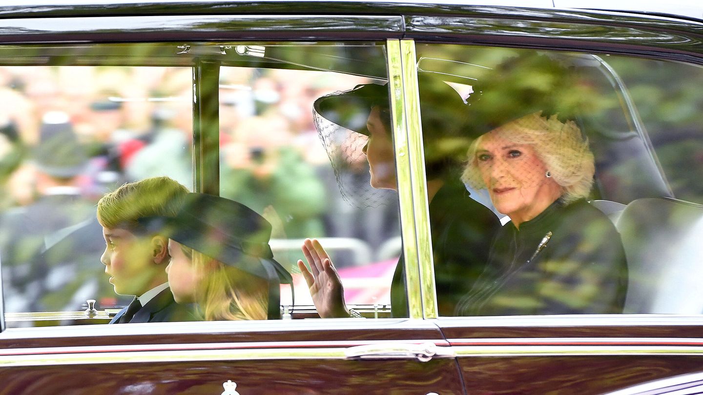 La reina consorte Camila ha llegado junto a Kate Middleton. (Reuters/Pool/Anthony Devlin)