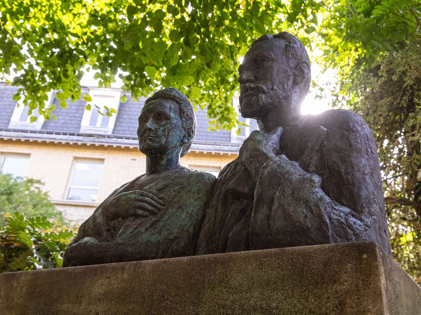 Escultura de Marie y Pierre Curie en el Pavillon de Sources.  EFE / CHRISTOPHE PETIT TESSON