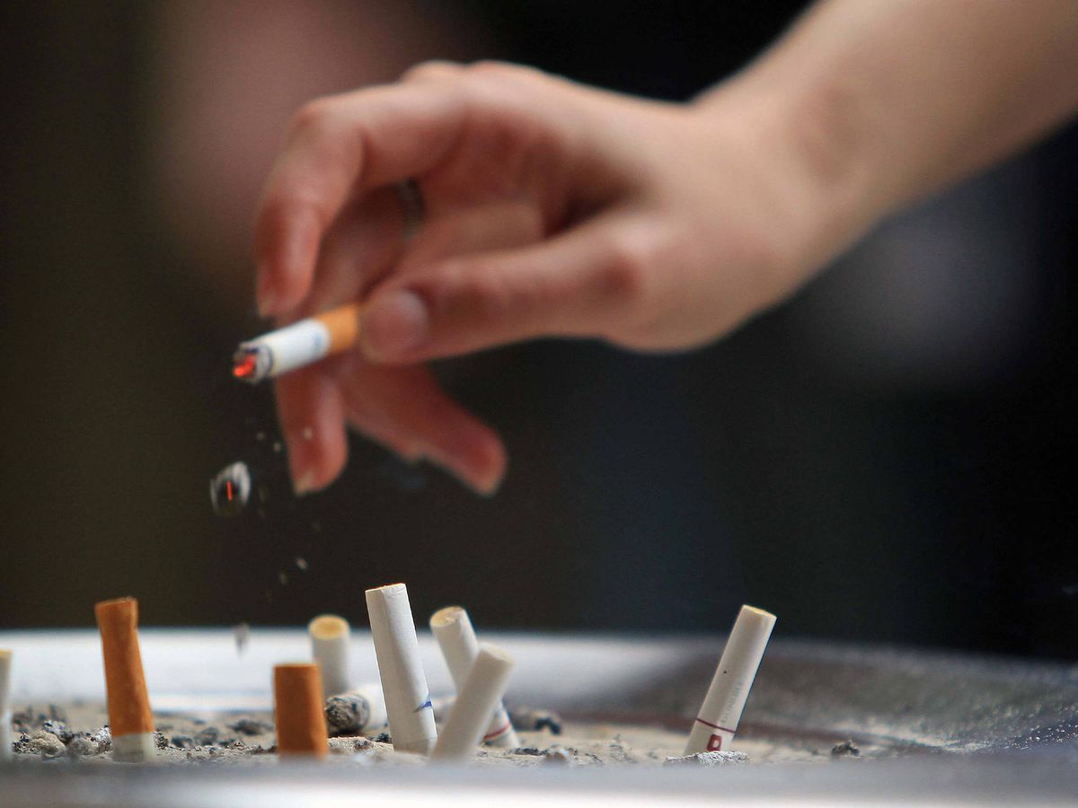 Foto: Los trabajadores de KCJ que dejen de fumar tendrán 4 días más de vacaciones al año (EFE/ Marcelo Sayão)