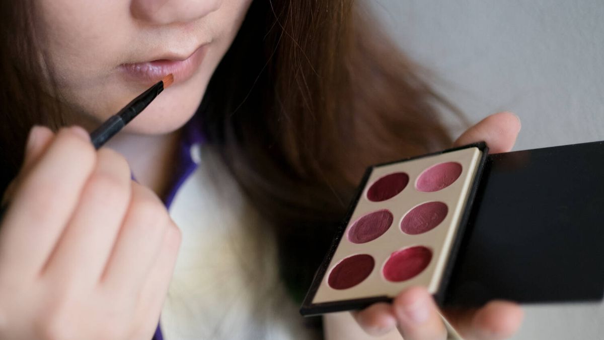 Una estadounidense explica por qué se maquilla menos desde que vive en España: "Me gusta más mi cara"
