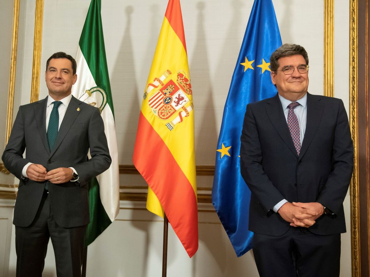 Foto: El presidente de la Junta de Andalucía, Juanma Moreno, y el ministro de Seguridad Social, José Luis Escrivá, en una imagen de archivo. (EFE/Raúl Caro) 