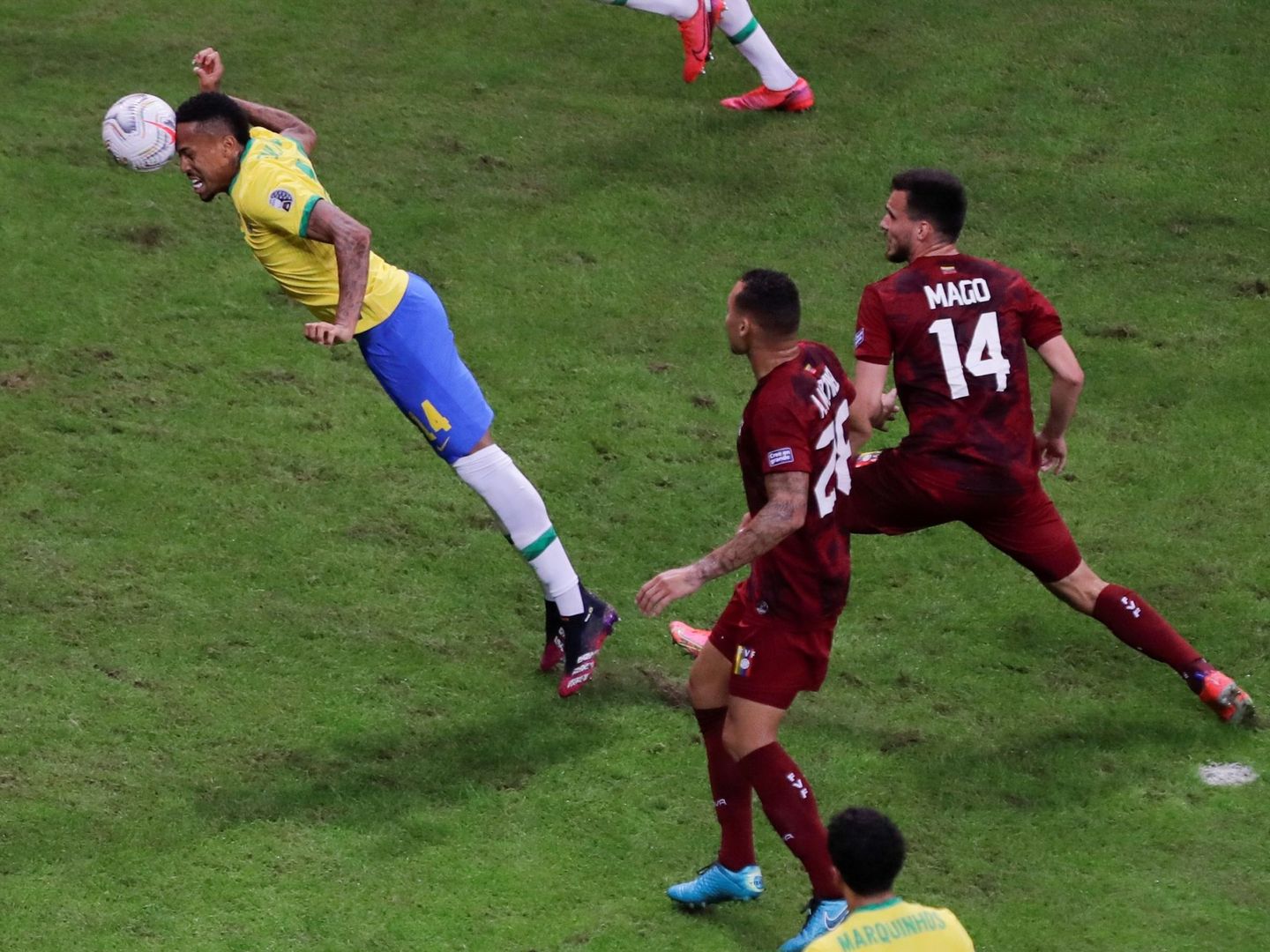 Militao despeja de cabeza en el partido entre Brasil y Venezuela en la Copa América. (Efe)