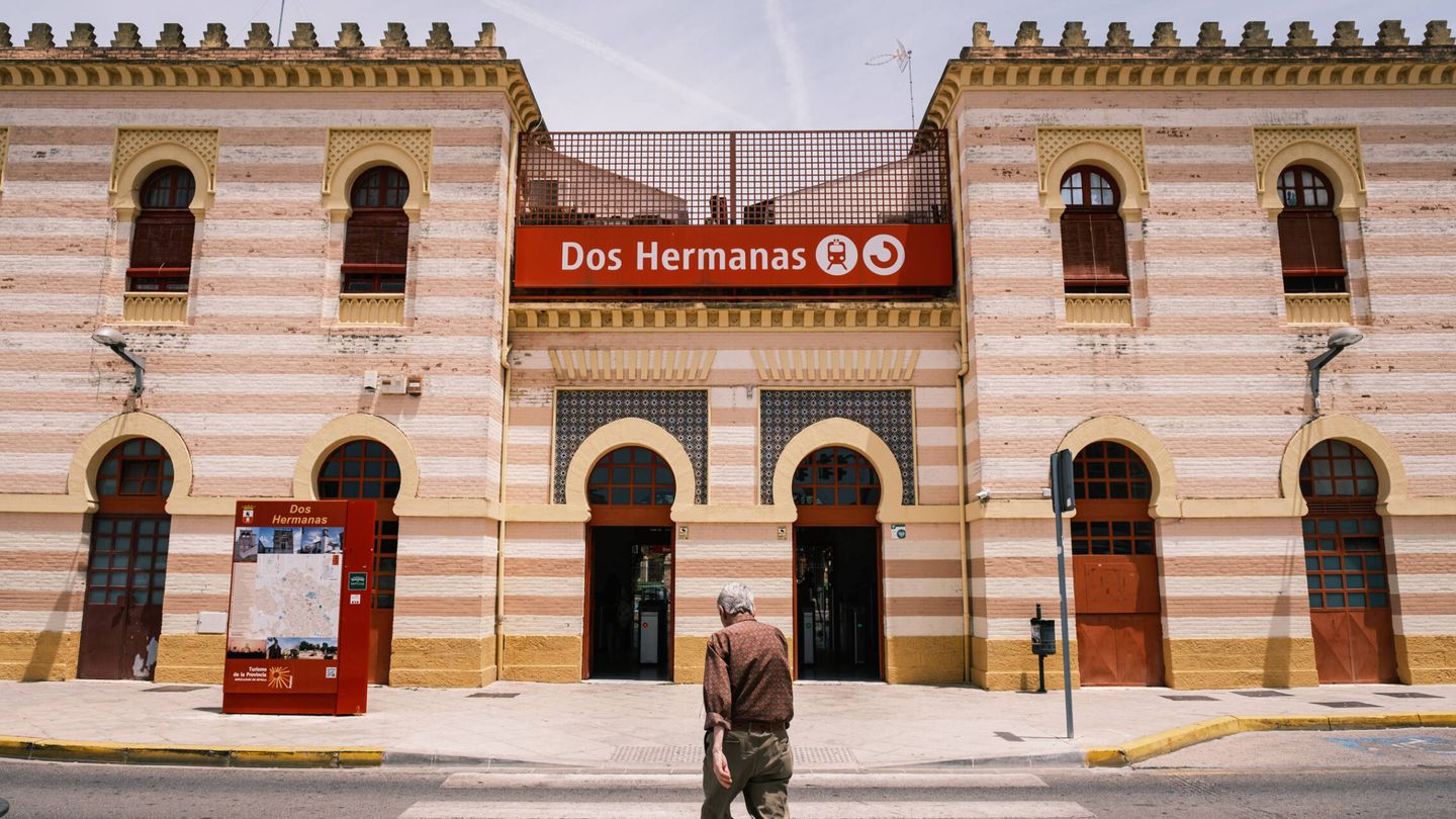 Un hombre se dirige a la estación de tren de Dos Hermanas, este lunes 20 de junio. (J. Z.)