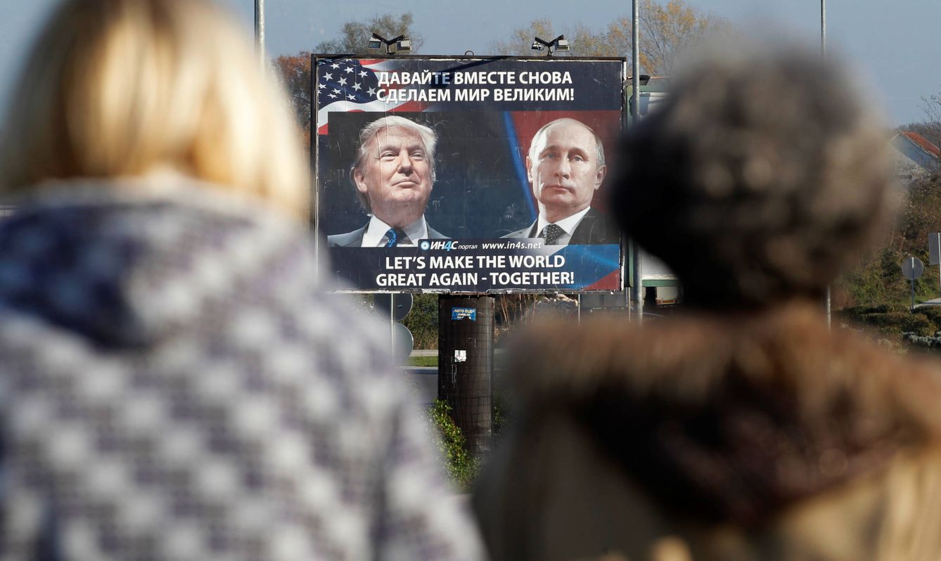 Un cartel con fotos de Trump y Vladimir Putin en Danilovgrad, Montenegro (Reuters).