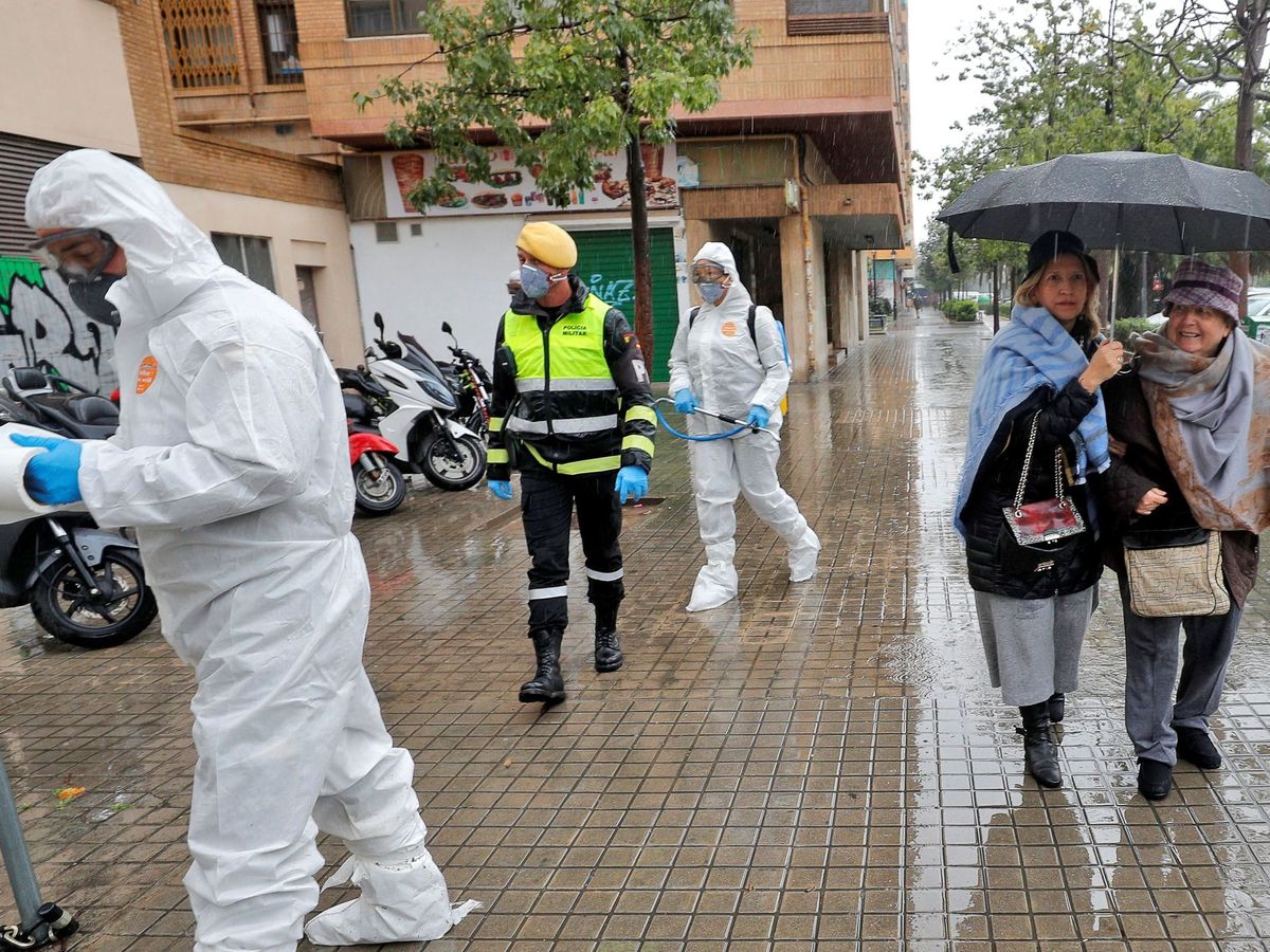 Foto: Miembros de la UME realizan trabajos de desinfección en distintos puntos de Valencia, este 17 de marzo. (EFE)