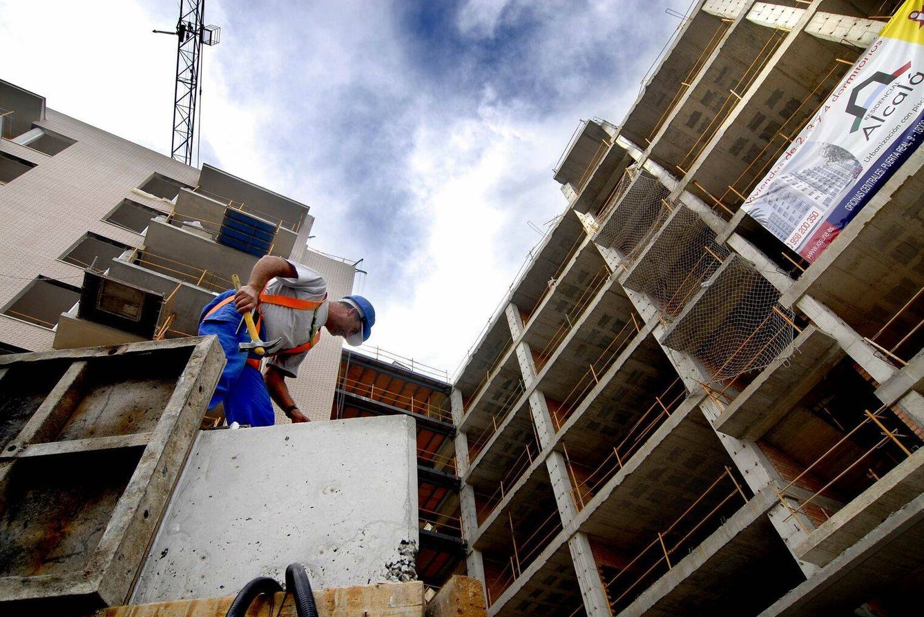 Un obrero trabaja en un edificio de viviendas en construcción. (EFE)