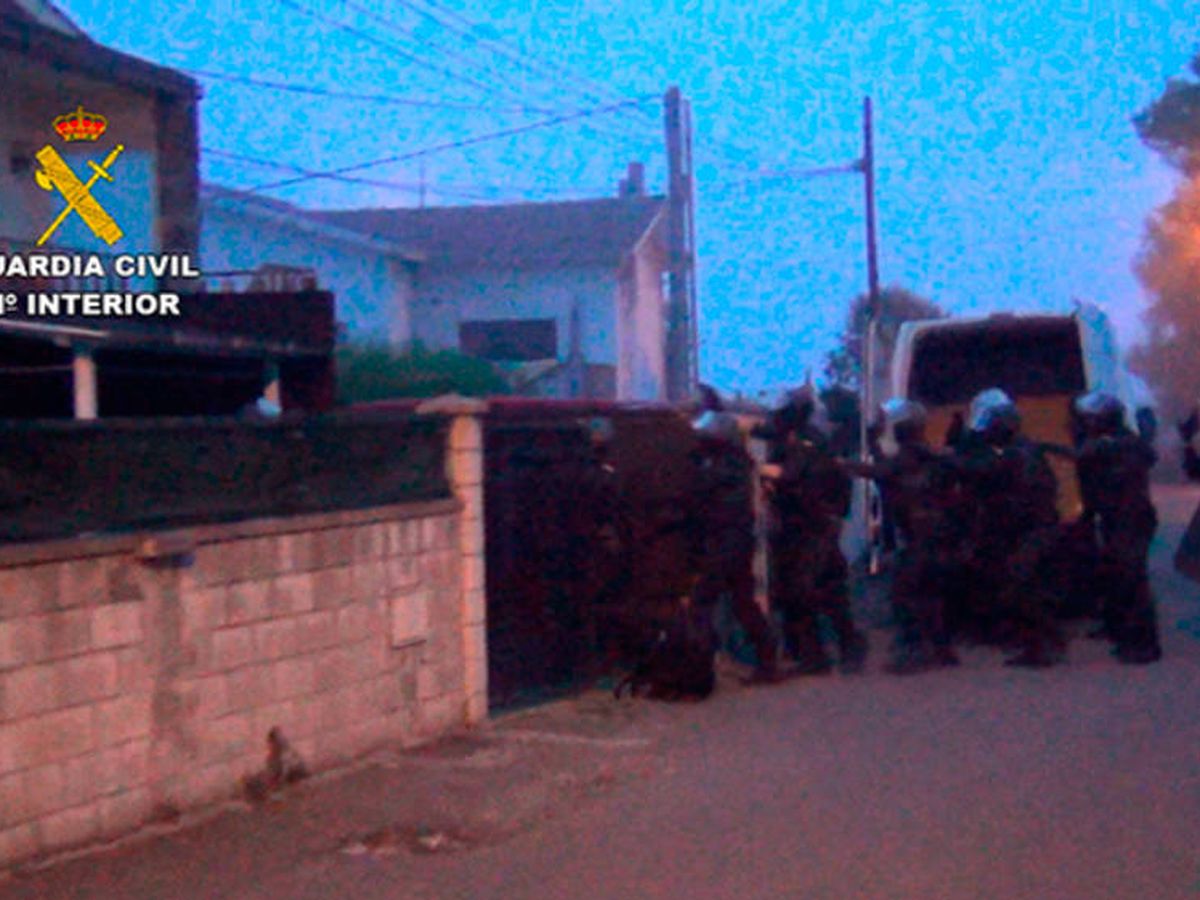 Foto: Los agentes registraron las viviendas de los cuatro detenidos (Foto: Guardia Civil)