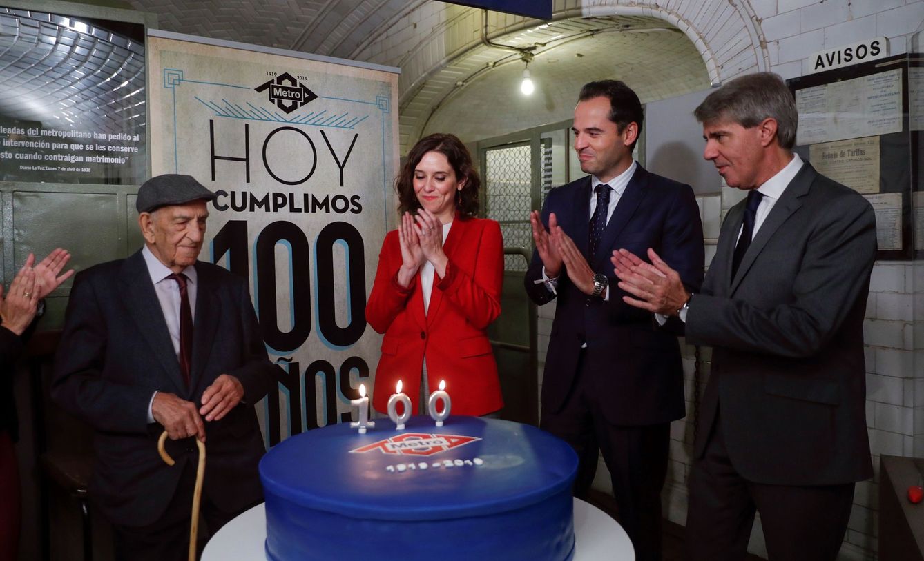 La presidenta de la Comunidad de Madrid, Isabel Díaz Ayuso, el vicepresidente, Ignacio Aguado, y el consejero de Transportes, durante las celebraciones del centenario del metro.